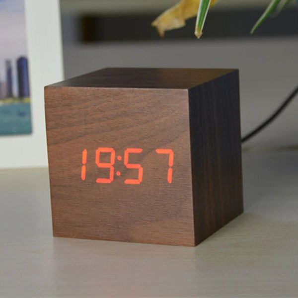 Digital Cube Ur - Minimalistisk Design Og LED Skærm