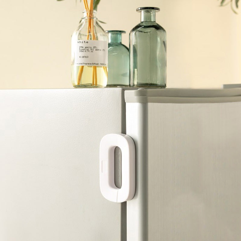 Zamykacz zabezpieczający samoprzylepny – dyskretna ochrona dla szafek i szuflad