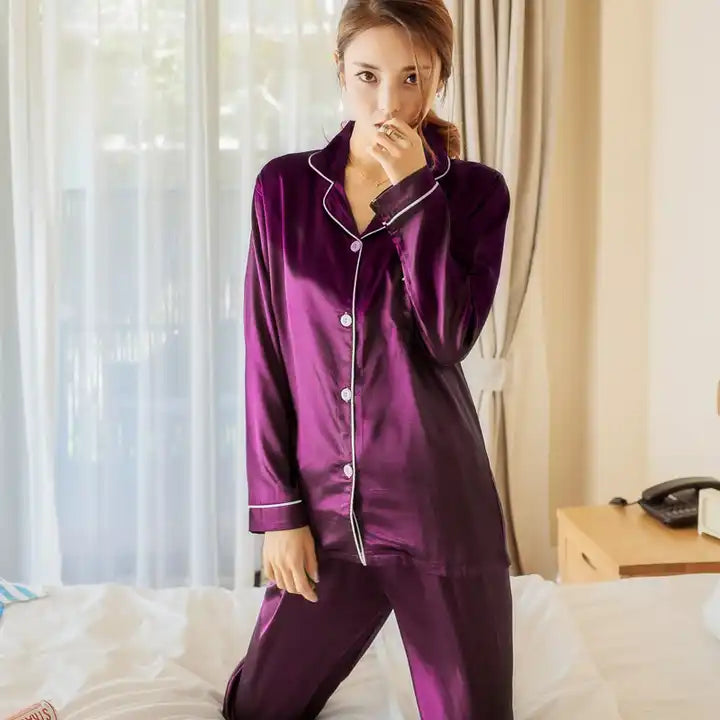 Sandra | Glänsande Pyjamas – Nattens Elegans Och Delikat Beröring