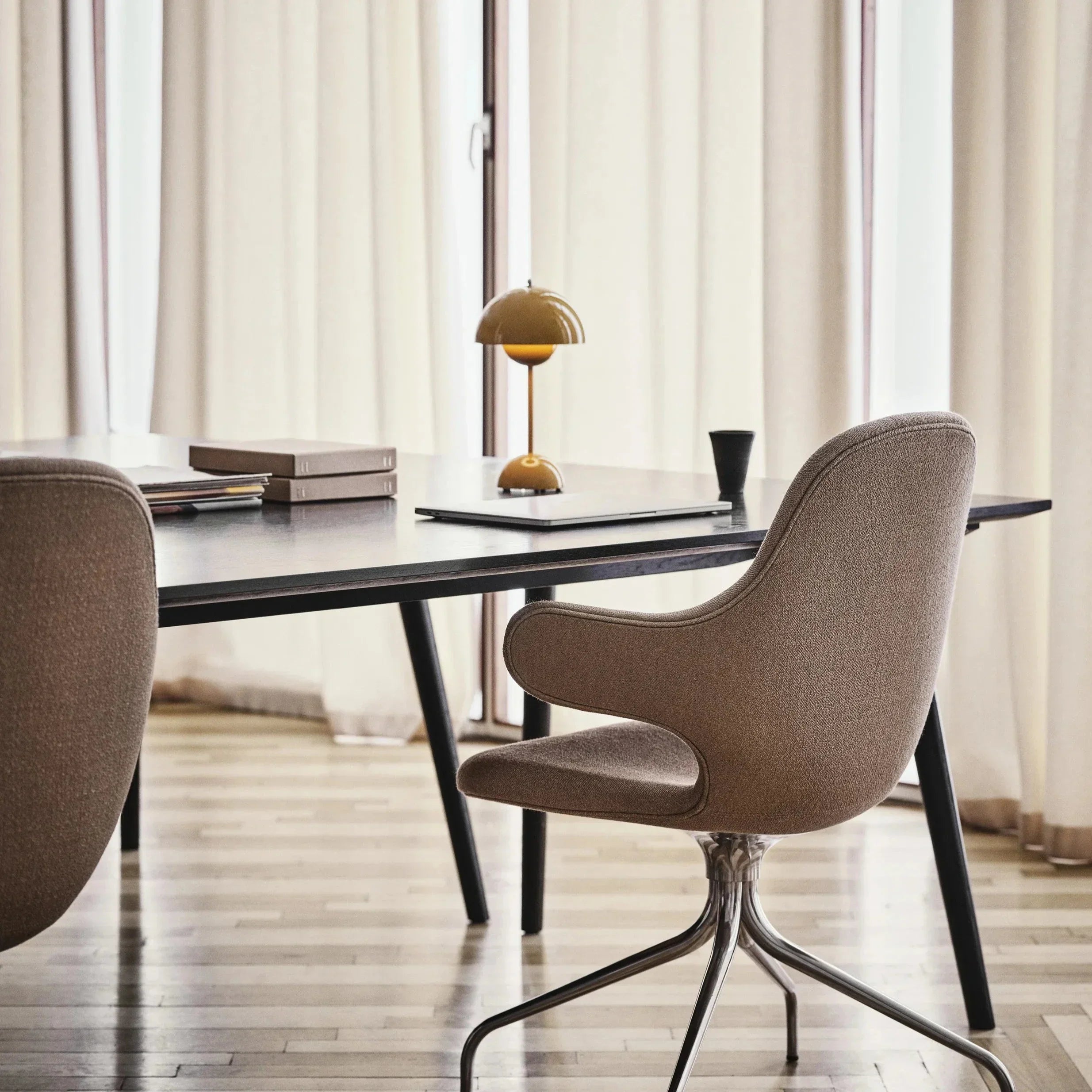 デスク用LEDランプ - モダンなシンプルさと機能性