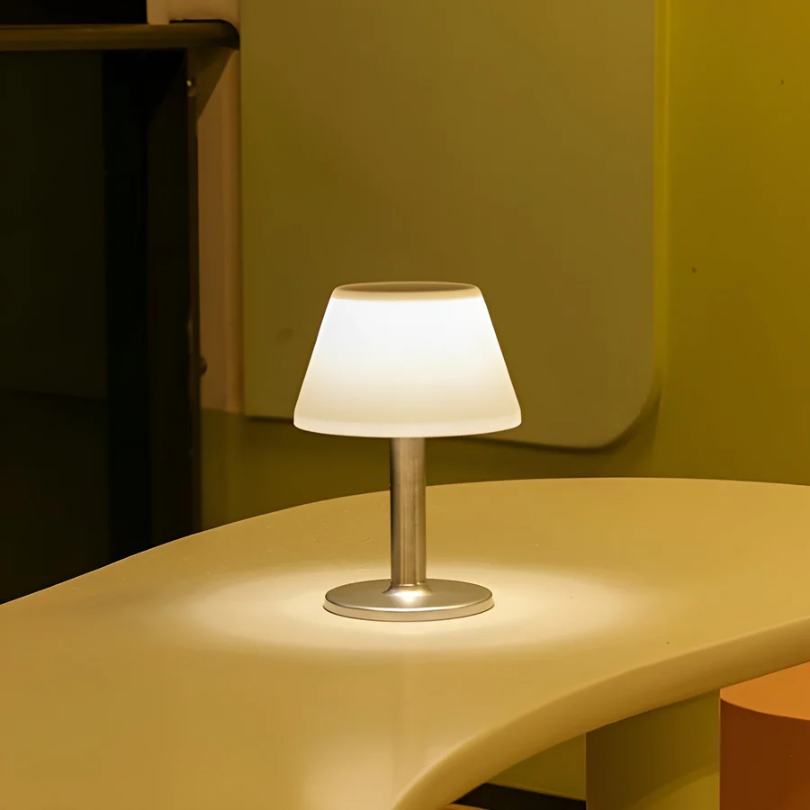 Elegantní Solární Stolní Lampa – Styl a Raffinovanost