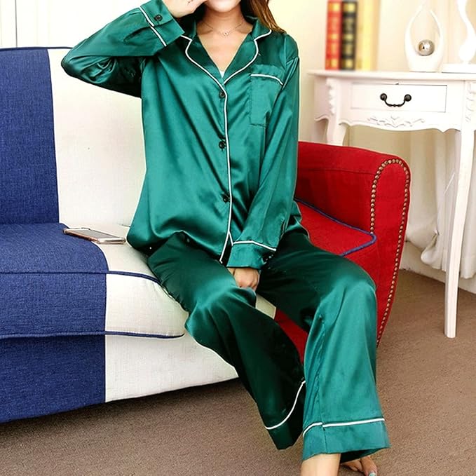 Sandra | Glänsande Pyjamas – Nattens Elegans Och Delikat Beröring