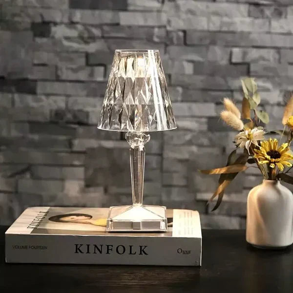 Kristály Asztali Lámpa – Modern Elegancia és Meleg Hangulat 