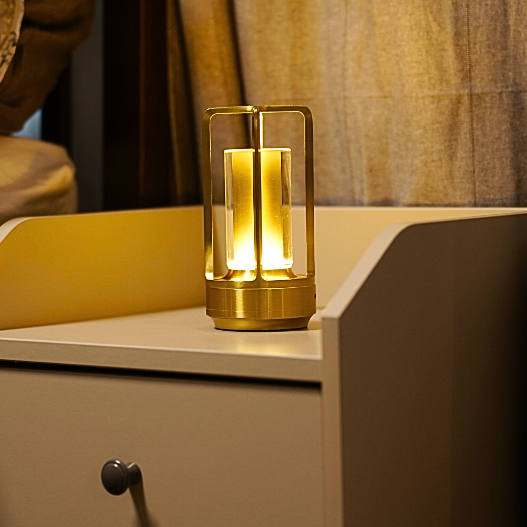 Genopladelig Bordlampe – Blødt Lys Og Tidløst Design 