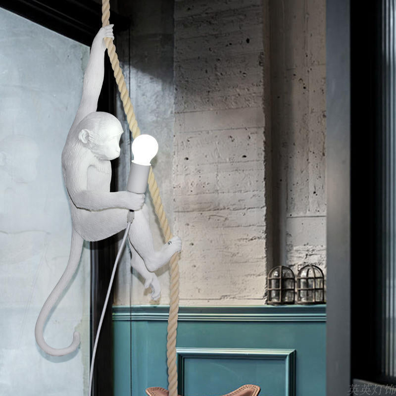 Luz Suspensa Macaco Com Corda – Decoração Original e Lúdica 