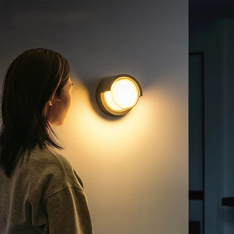 مصباح LED جداري خارجي – الأمان وتوفير الطاقة 