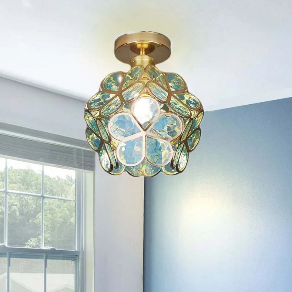 Stropní svítidlo ve tvaru květiny – jemný a moderní design 