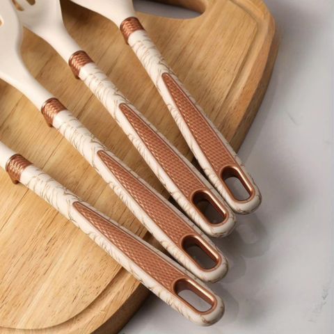 Ensemble D’Ustensiles De Cuisine En Silicone — Résistance, Souplesse & Design Moderne