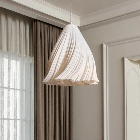 Lampa sufitowa z falującym materiałem – stylowy i lekki 