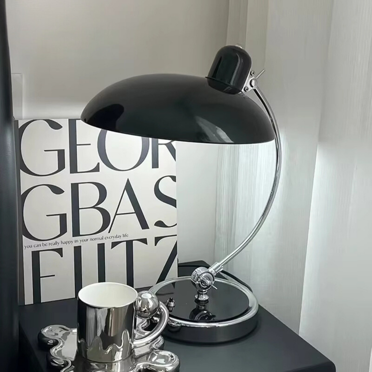 Moderní Stolní Lampa – Elegantní Styl A Pevná Konstrukce 