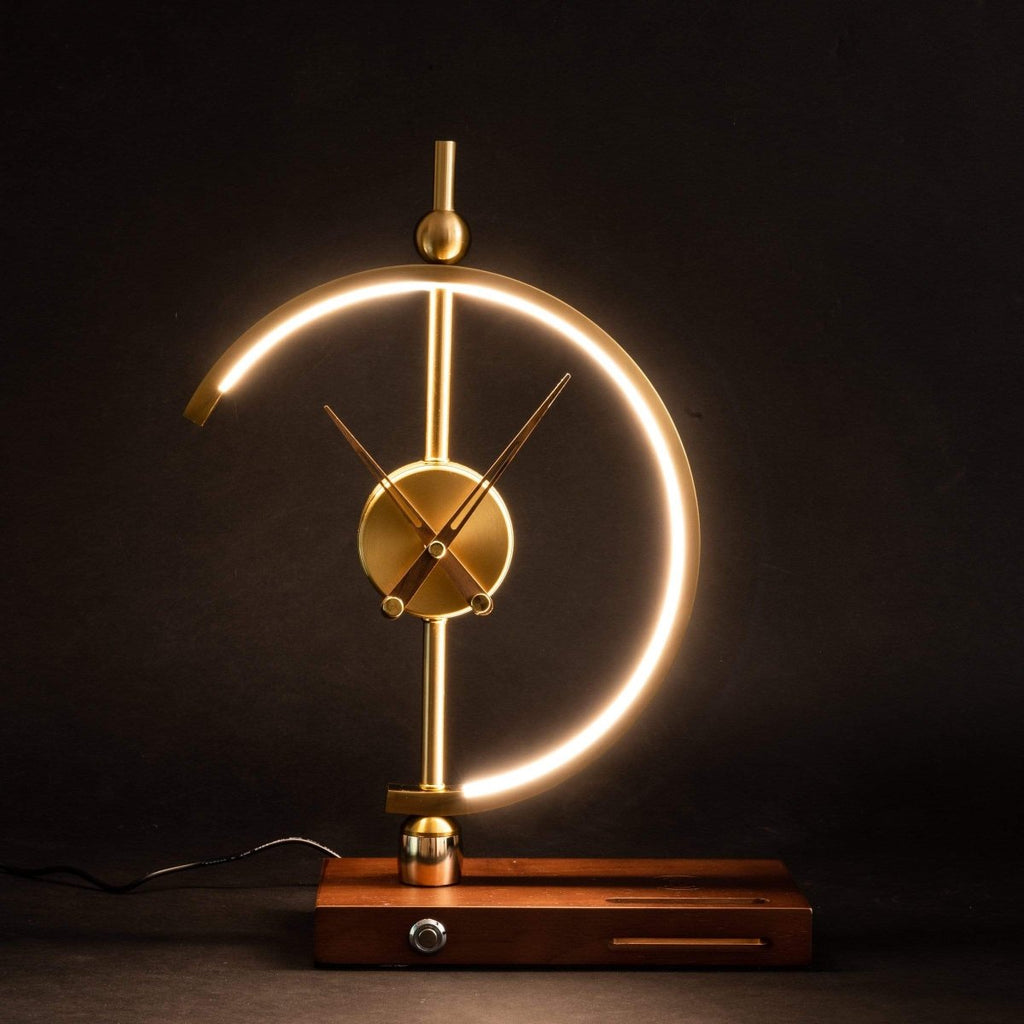 Bordlampe med ur og trådløs oplader – Moderne og praktisk design 
