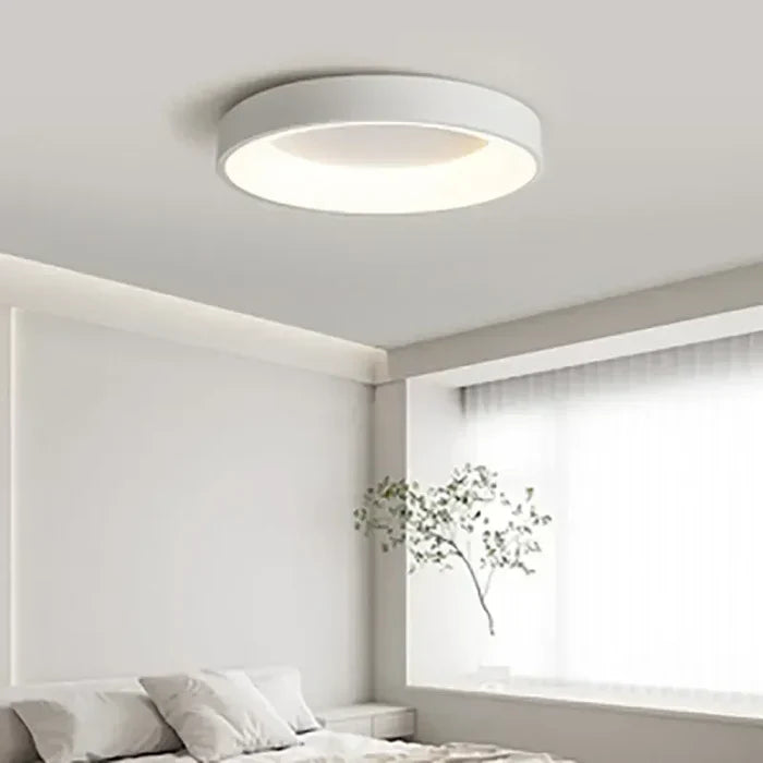 Lampa sufitowa – Linia minimalistyczna i ciepła atmosfera 