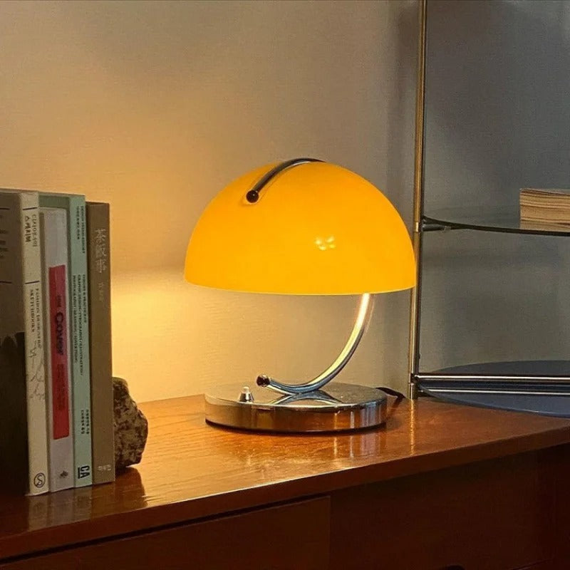 Skrivbordslampa i skandinavisk stil i glas – elegans och modernitet 