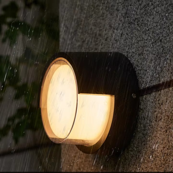 مصباح LED جداري خارجي – الأمان وتوفير الطاقة 