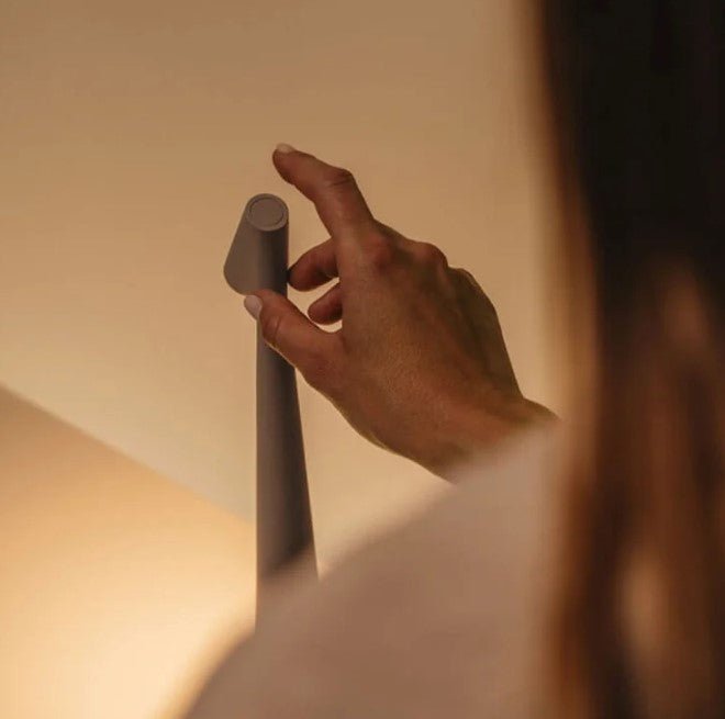 مصباح طاولة LED بدون سلك - تصميم بسيط وأنيق 