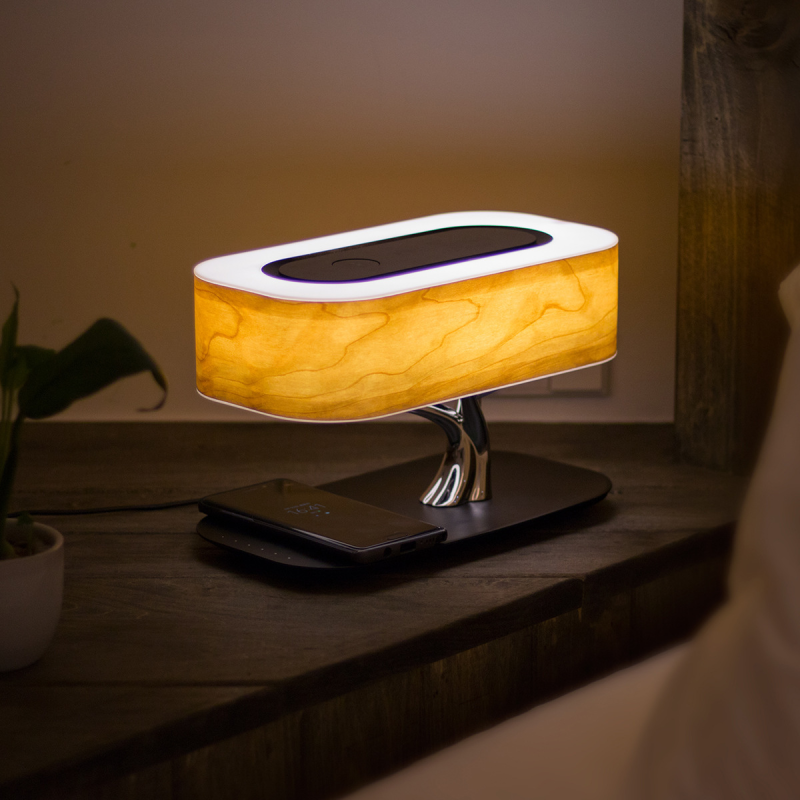 Monitoimivalaisin— LED-valo, langaton laturi ja Bluetooth-äänentoisto 