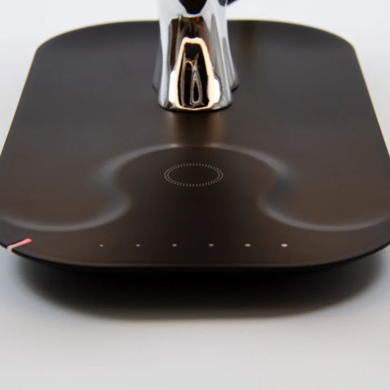 Monitoimivalaisin— LED-valo, langaton laturi ja Bluetooth-äänentoisto 