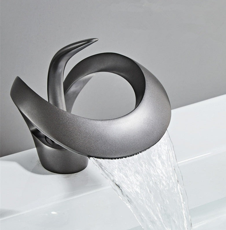 Modern Badkran – Böjd och Elegant Design 